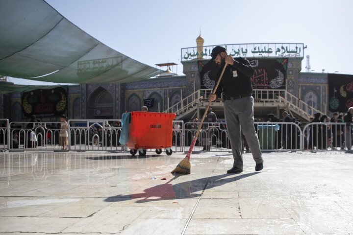 تقرير مصور/ قسم بين الحرمين يواصل تنفيذ حملة تنظيف المنطقة الواقعة بين المرقدين الطاهرين وتهيئتها