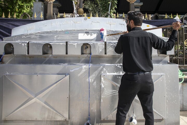 تقرير مصور/ قسم بين الحرمين يواصل تنفيذ حملة تنظيف المنطقة الواقعة بين المرقدين الطاهرين وتهيئتها