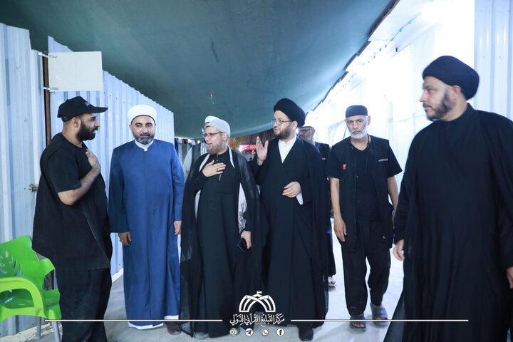 تقرير مصور/ العتبة الحسينية تكرم المواكب الخدمية على طريق (النجف - كربلاء)