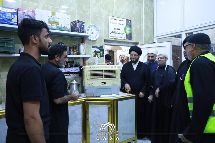 تقرير مصور/ العتبة الحسينية تكرم المواكب الخدمية على طريق (النجف - كربلاء)