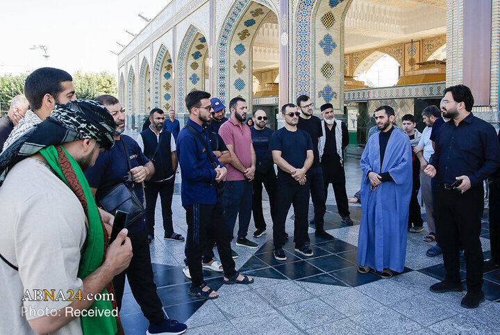 تشرف زائران قزاقستانی به حرم مطهر رضوی