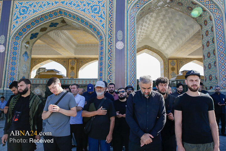 تشرف زائران قزاقستانی به حرم مطهر رضوی