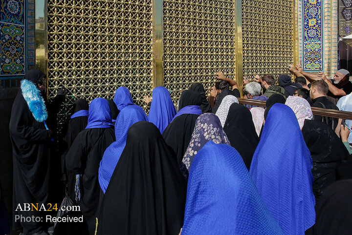 تشرف زائران قزاقستانی به حرم مطهر رضوی