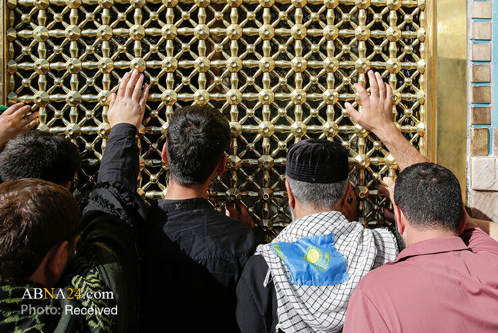 تشرف زائران قزاقستانی به حرم مطهر رضوی