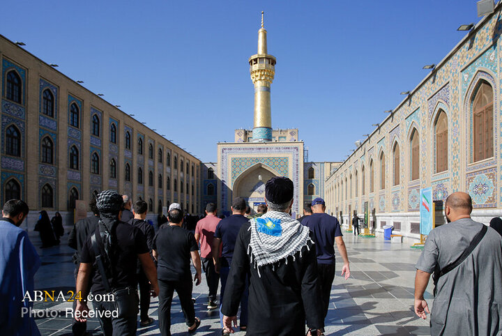 تشرف زائران قزاقستانی به حرم مطهر رضوی