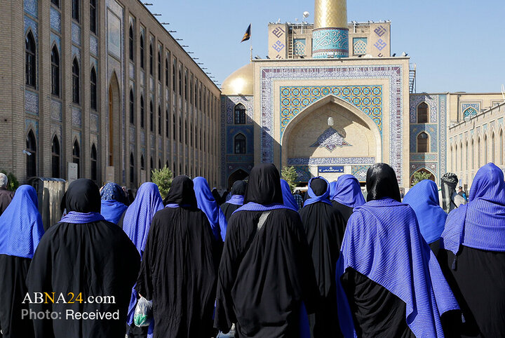 تشرف زائران قزاقستانی به حرم مطهر رضوی
