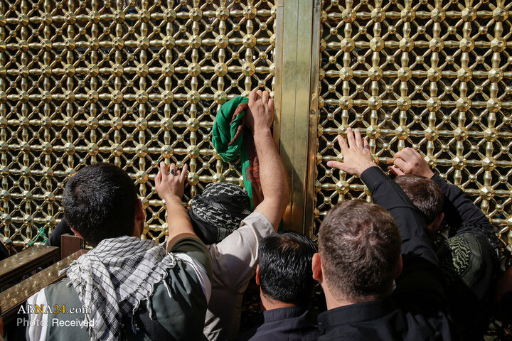 تشرف زائران قزاقستانی به حرم مطهر رضوی