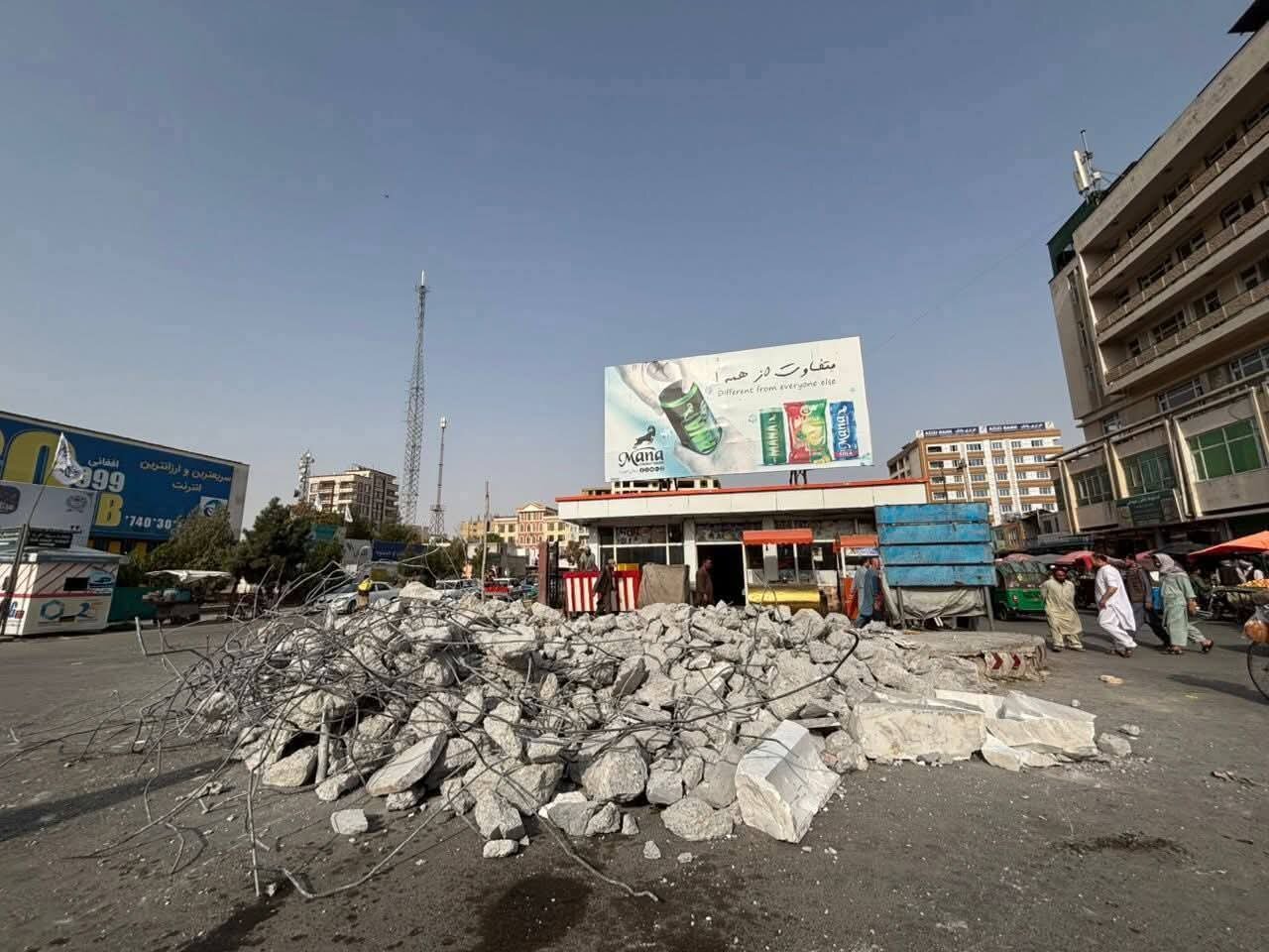 تخریب تندیس امیر علی‌شیر نوایی در مزارشریف /  طالبان دوباره به جان فرهنگ افغانستان افتادند