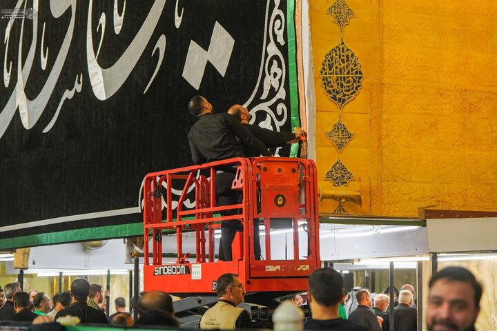 Peygamber Ekrem'in (s.a.a) Vefat Yıldönümü Münasebetiyle İma Ali (a.s) ve İmam Hüseyin'in (a.s) Kutsal Haremi Şerifleri Siyahlara Böründü