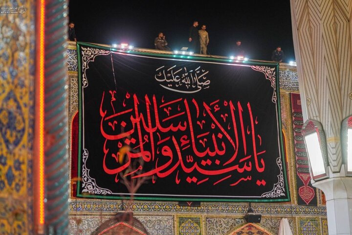 Peygamber Ekrem'in (s.a.a) Vefat Yıldönümü Münasebetiyle İma Ali (a.s) ve İmam Hüseyin'in (a.s) Kutsal Haremi Şerifleri Siyahlara Böründü