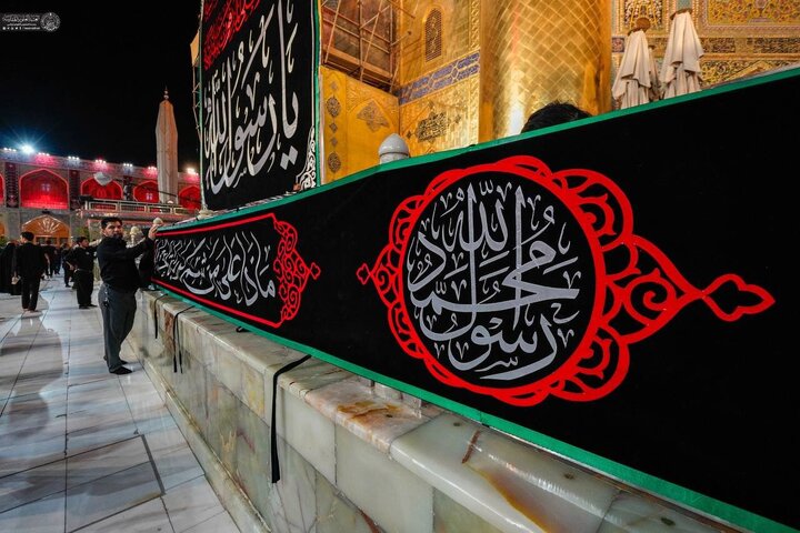 Peygamber Ekrem'in (s.a.a) Vefat Yıldönümü Münasebetiyle İma Ali (a.s) ve İmam Hüseyin'in (a.s) Kutsal Haremi Şerifleri Siyahlara Böründü