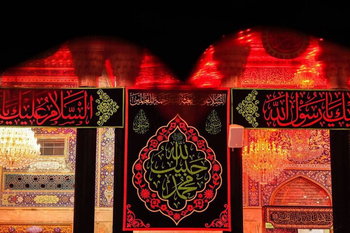 Peygamber Ekrem'in (s.a.a) Vefat Yıldönümü Münasebetiyle İma Ali (a.s) ve İmam Hüseyin'in (a.s) Kutsal Haremi Şerifleri Siyahlara Böründü