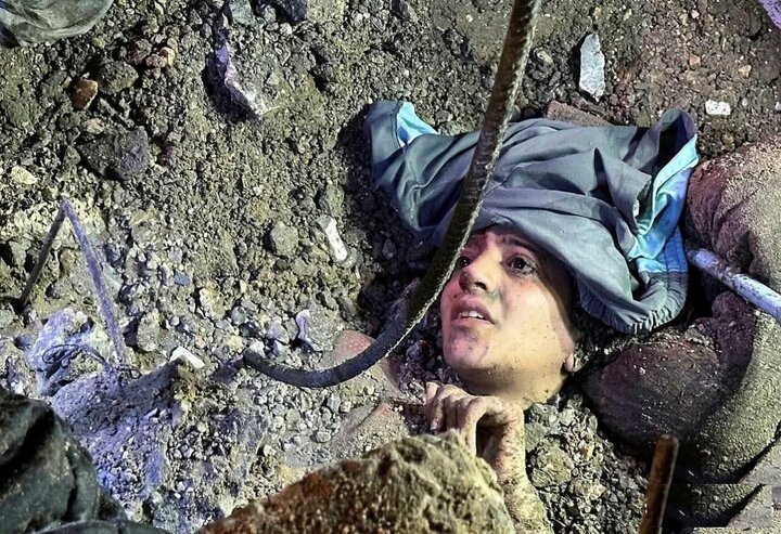 عکس؛ زنده ماندن زن فلسطینی زیر آوار خانه‌اش