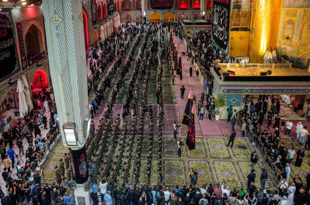 مراسم رفع راية الحزن في ذكرى شهادة النبي الأكرم محمد (ص) وسط حضور علمائي ورسمي في حرم الإمام علي(ع)