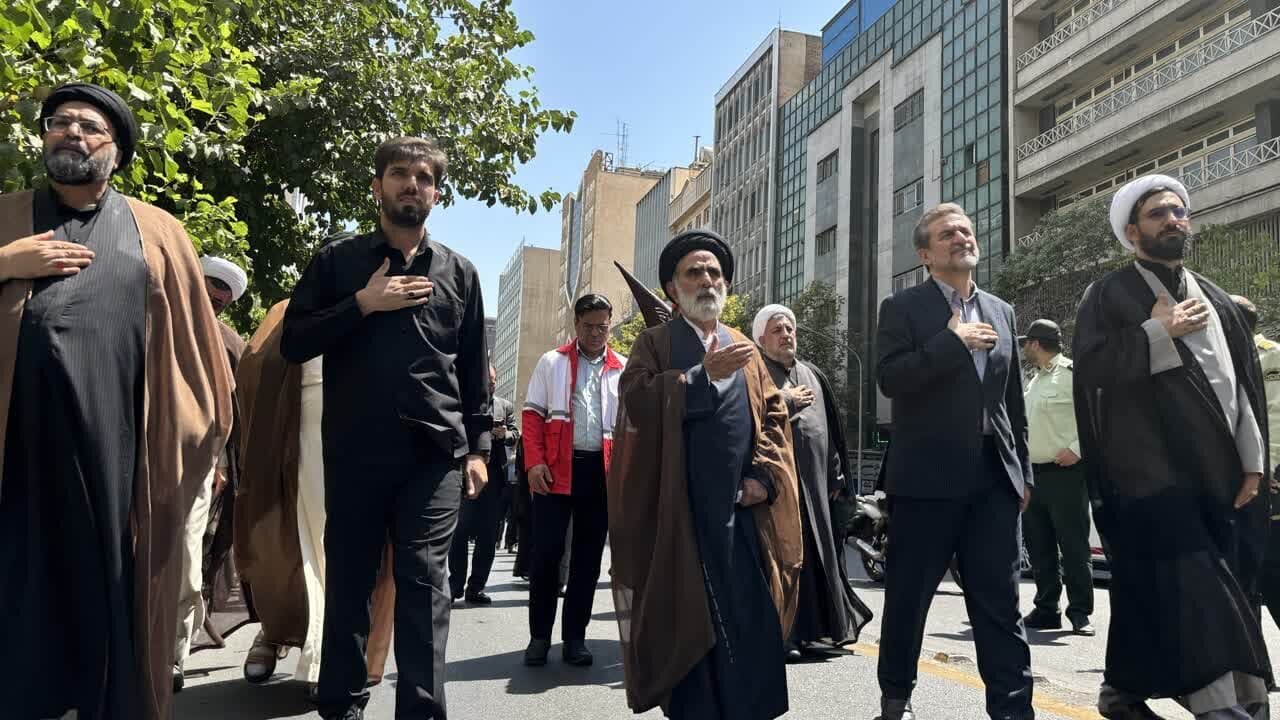 ابراز ارادت اهالی خیابان آیتالله طالقانی تهران به ساحت رسول اعظم(ص) و سبط اکبر ایشان + عکس