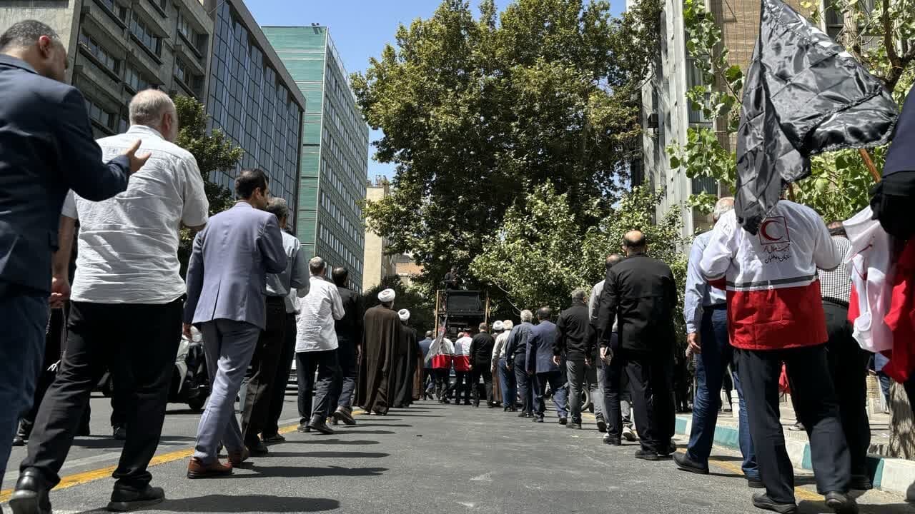 ابراز ارادت اهالی خیابان آیتالله طالقانی تهران به ساحت رسول اعظم(ص) و سبط اکبر ایشان + عکس