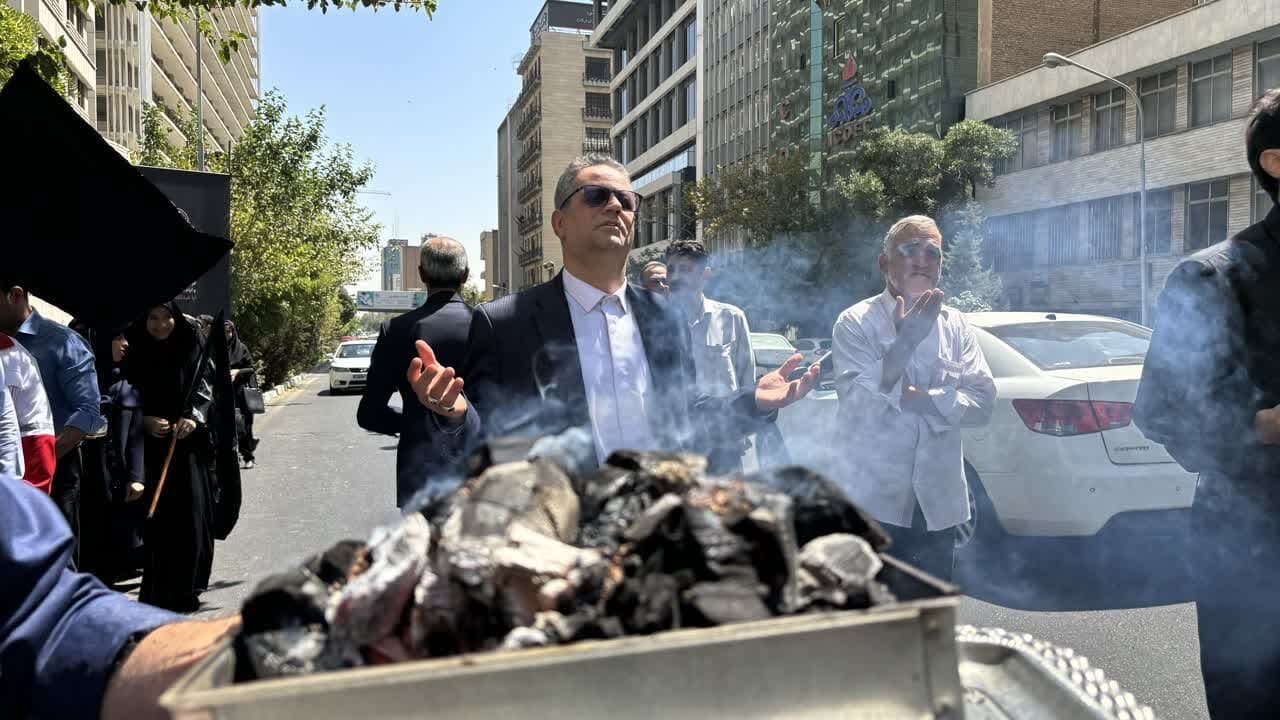 ابراز ارادت اهالی خیابان آیتالله طالقانی تهران به ساحت رسول اعظم(ص) و سبط اکبر ایشان + عکس