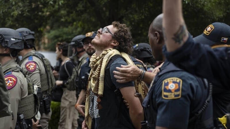 মার্কিন যুক্তরাষ্ট্রে ফিলিস্তিনপন্থী শিক্ষার্থীদের বিক্ষোভ দমন মার্কিন যুক্তরাষ্ট্রে ফিলিস্তিনপন্থী শিক্ষার্থীদের বিক্ষোভ দমন