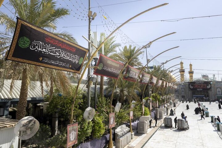 نشر لافتات الحزن والعزاء بذكرى وفاة النبي الأكرم (ص) في بين الحرمين