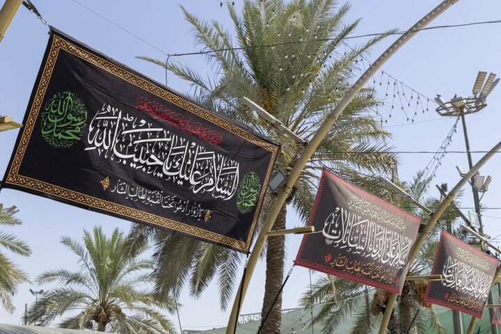 نشر لافتات الحزن والعزاء بذكرى وفاة النبي الأكرم (ص) في بين الحرمين