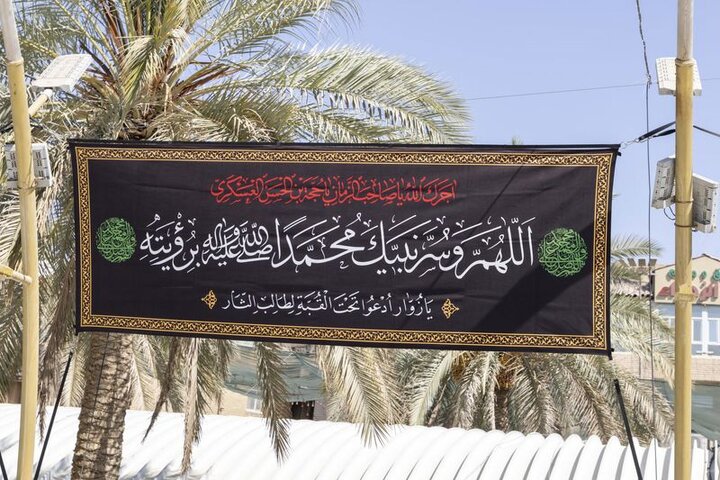 نشر لافتات الحزن والعزاء بذكرى وفاة النبي الأكرم (ص) في بين الحرمين