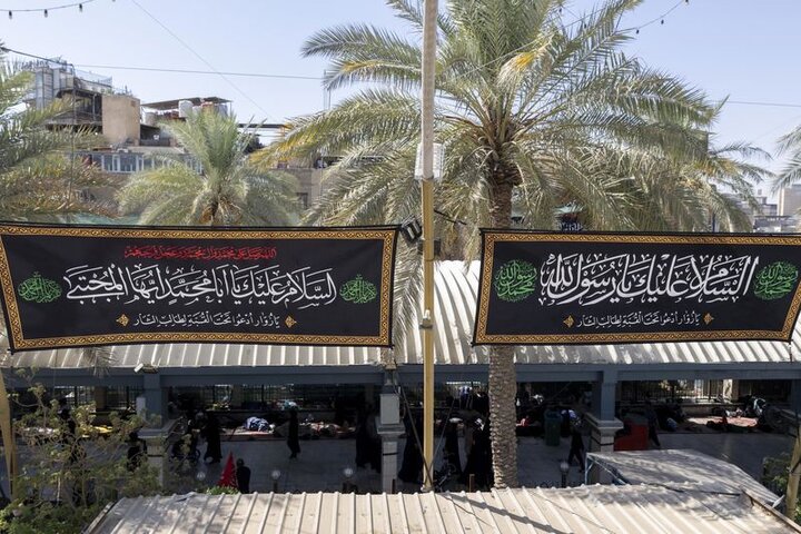 نشر لافتات الحزن والعزاء بذكرى وفاة النبي الأكرم (ص) في بين الحرمين