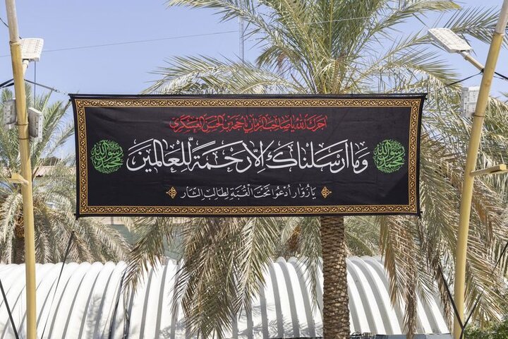 نشر لافتات الحزن والعزاء بذكرى وفاة النبي الأكرم (ص) في بين الحرمين