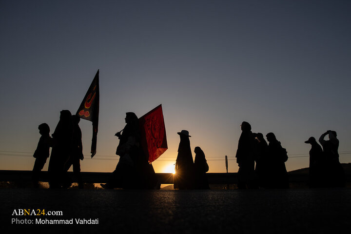 زائران پیاده در راه مشهد الرضا(ع)