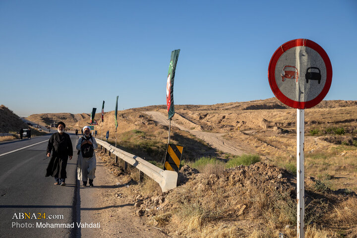 زائران پیاده در راه مشهد الرضا(ع)