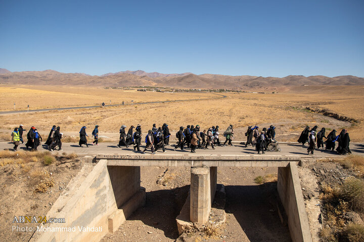 زائران پیاده در راه مشهد الرضا(ع)