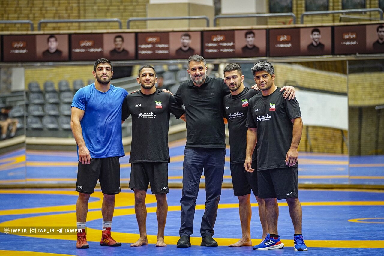 حضور مداح معروف اهل بیت(ع) در اردوی تیم ملی کشتی آزاد + عکس