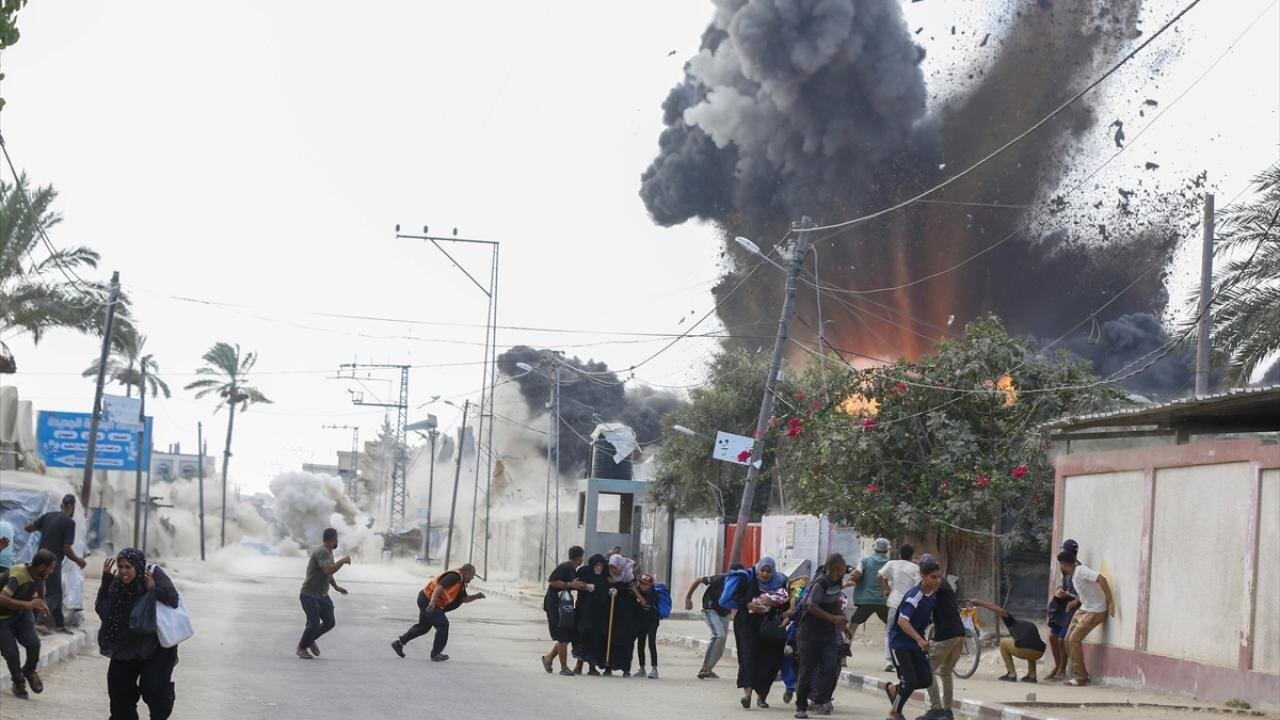 ویدیو | لحظه اصابت موشک اسرائیل به ساختمانی در دیرالبلح