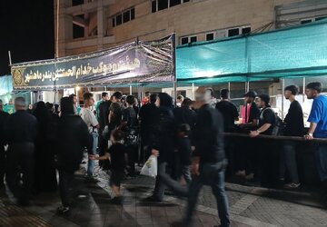 "Li mokeba Xadimên El-Huseyn (s.x), Pêşwazîkirina ji 25 hezar zîyaretvanên Rezawîyê bi rêz û bi germî pêşkeşî hat kirin."