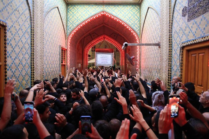 موكب أهالي كربلاء المقدسة يحيي ذكرى شهادة النبي الأكرم (ص) في النجف الأشرف