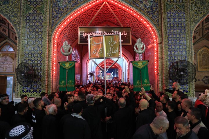 موكب أهالي كربلاء المقدسة يحيي ذكرى شهادة النبي الأكرم (ص) في النجف الأشرف