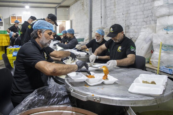 قسم المضيف يقدم خدماته للزائرين في ذكرى شهادة النبي الأكرم (ص)