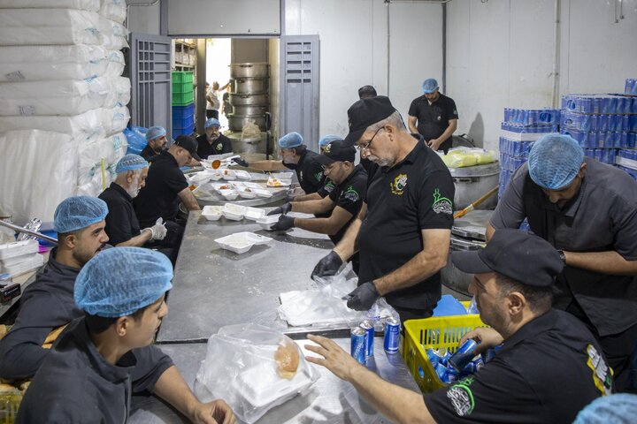 قسم المضيف يقدم خدماته للزائرين في ذكرى شهادة النبي الأكرم (ص)