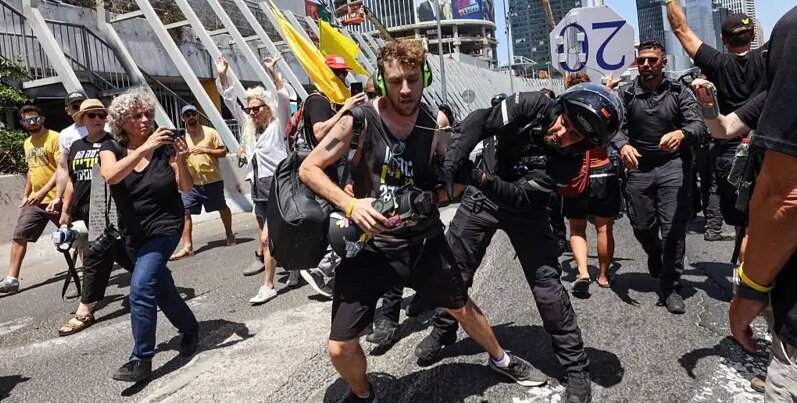 Analysis / Israel Sinks in Protests: Why Are Israelis against Netanyahu War?