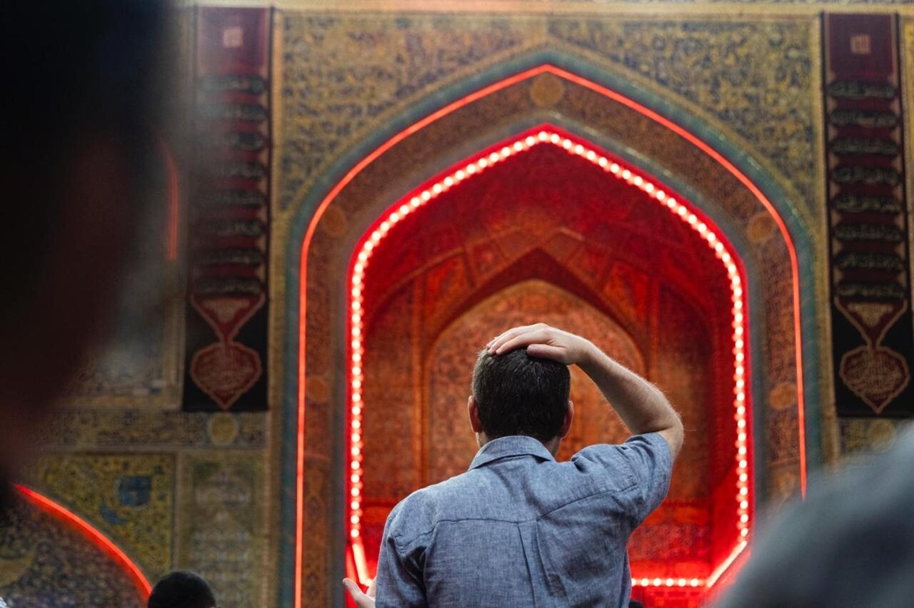 Crowds of believers commemorate demise of Noble Prophet at shrine of Imam Ali (+Photos)
