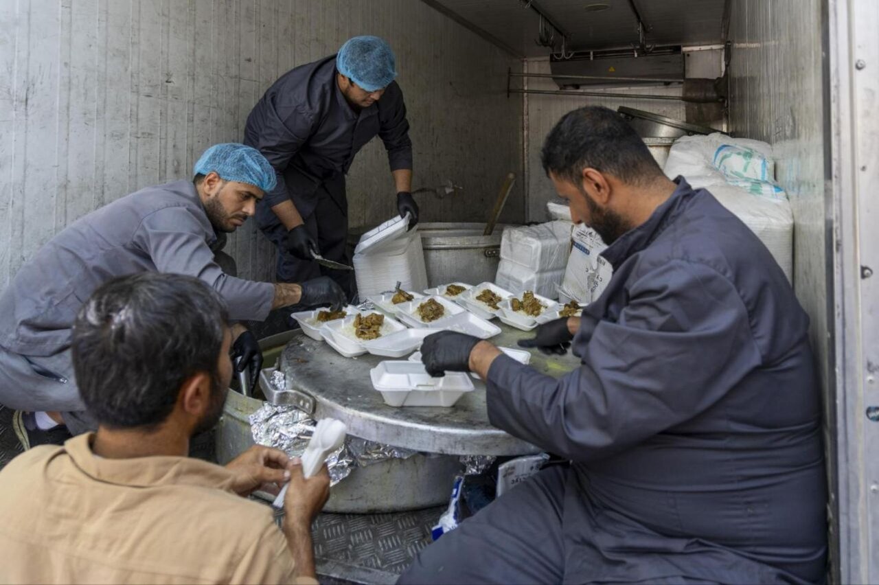 Host Restaurant of Al-Abbas shrine provides meals for foreign visitors at their accommodation places (+Photos)