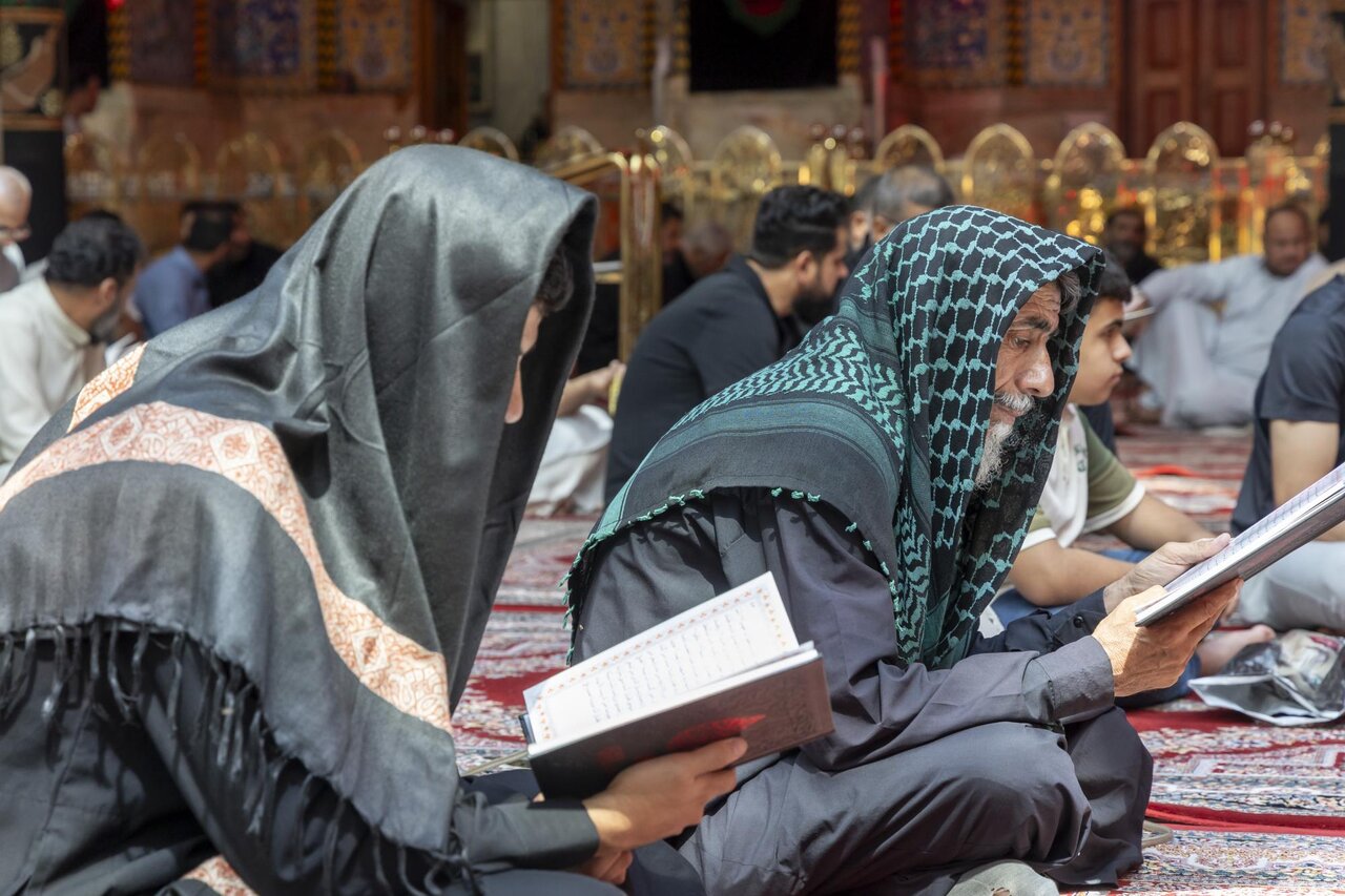 Visitors recite Du'a al-Nudbah at courtyard of Aba al-Fadl al-Abbas shrine (+Photos)