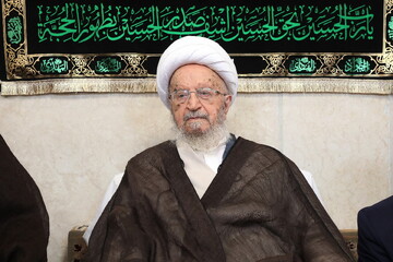 آية اللّه مكارم الشيرازي يؤكد علی تعزيز الأسس الدينيّة للشباب وأنها في مقدمة برامج التربية والتعليم