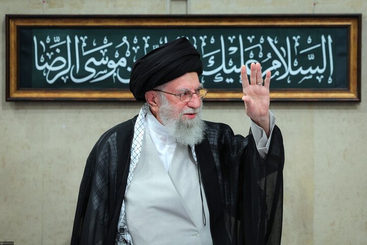 رهبر انقلاب: دشمن به‌دنبال چند صدایی و شکستن اتحاد ایران است/ ضرورت حمایت از خدمتگزاران کشور