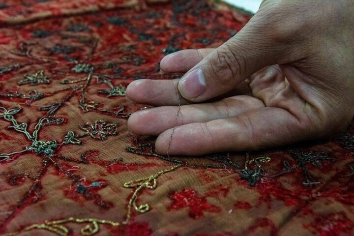 ترميم قطعة أثرة هندية يعود تاريخها إلى أكثر من مئة عام