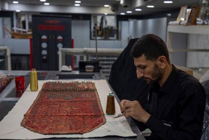 ترميم قطعة أثرة هندية يعود تاريخها إلى أكثر من مئة عام