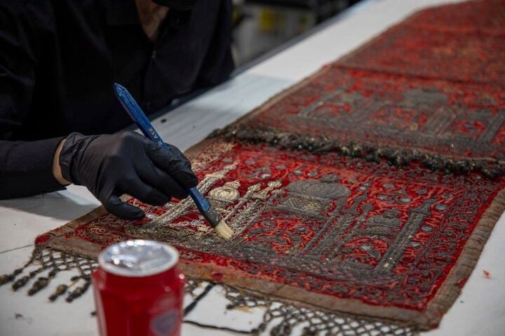 ترميم قطعة أثرة هندية يعود تاريخها إلى أكثر من مئة عام