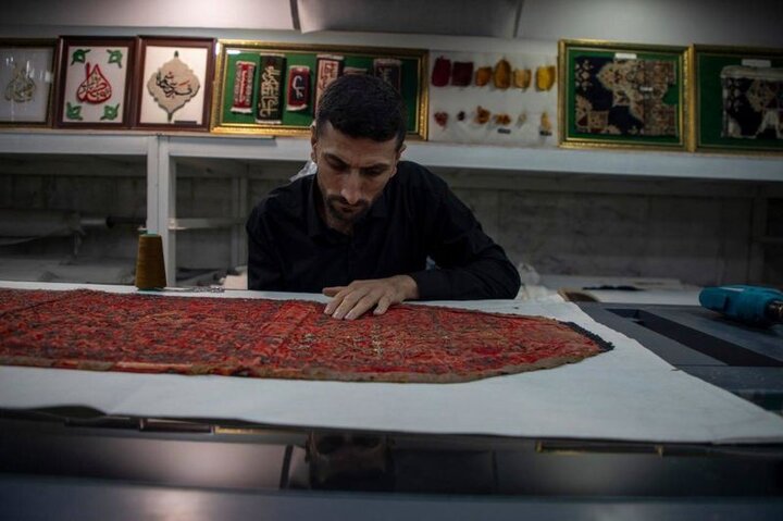 ترميم قطعة أثرة هندية يعود تاريخها إلى أكثر من مئة عام