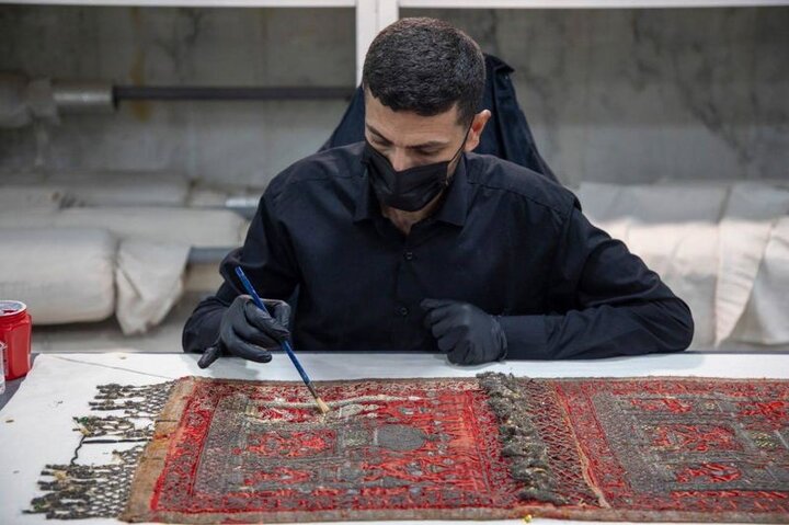 ترميم قطعة أثرة هندية يعود تاريخها إلى أكثر من مئة عام