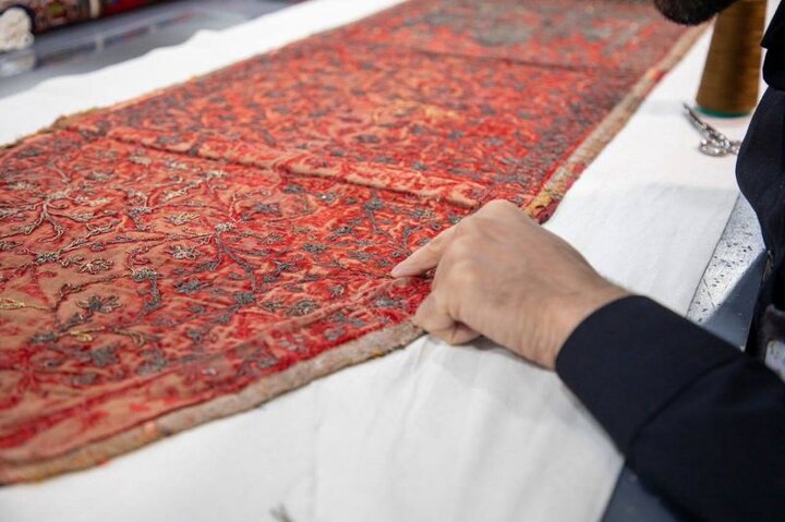 ترميم قطعة أثرة هندية يعود تاريخها إلى أكثر من مئة عام