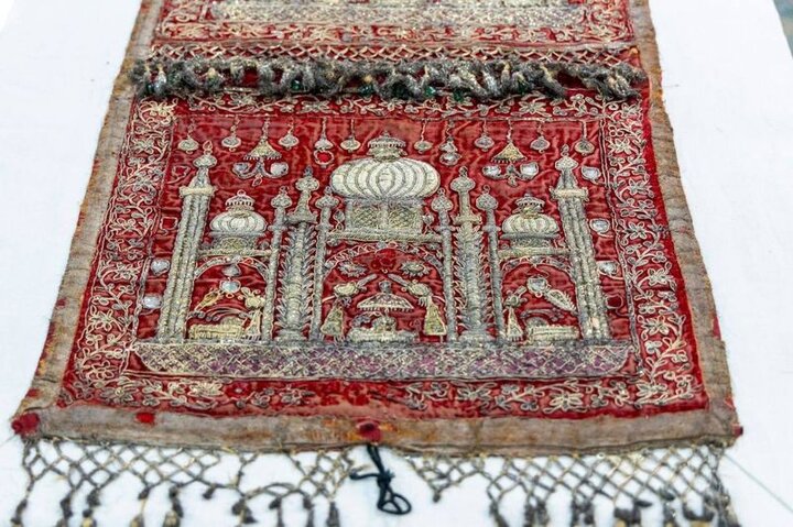 ترميم قطعة أثرة هندية يعود تاريخها إلى أكثر من مئة عام